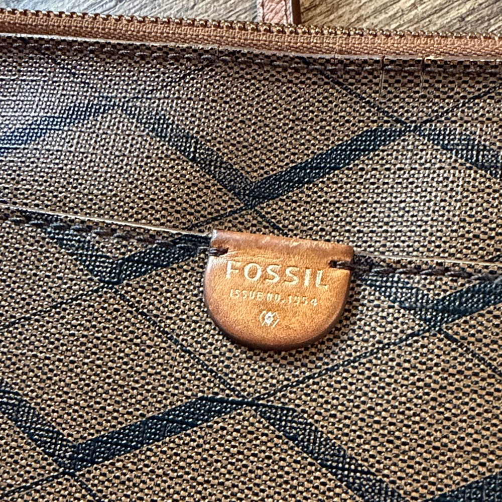 Fossil Corey Geometric Chevron Crossbody Bag - Earthy Minimalist EUC - Picture 2 of 9